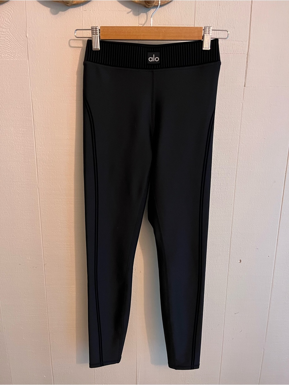 ALO Yoga Airlift High-Waist 7/8 Line Up Leggings in Black - Picture 7 of 11